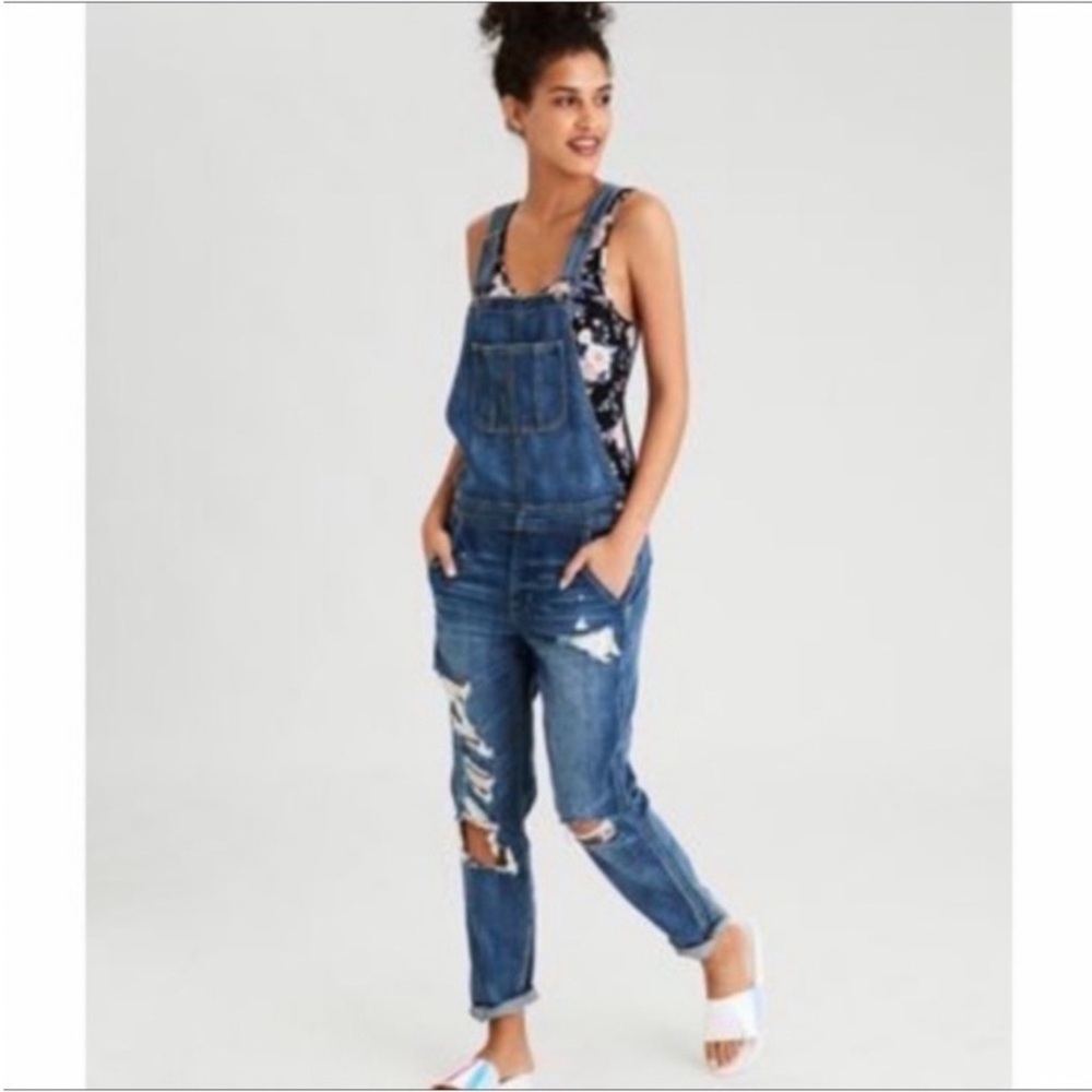 American Eagle tomgirl destroyed denim overalls❤️❤️❤️❤️